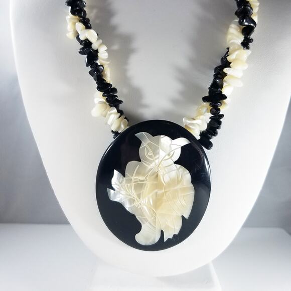 Vintage Mother of Pearl Owl Pendant Necklace Black Lucite & Shell Beads 1970s - Picture 8 of 8